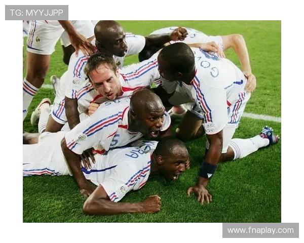 足球颁奖典礼中的趣事与难忘瞬间：笑料与感动交织的背后